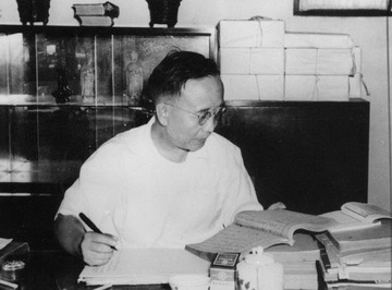 中国科学院院长郭沫若在历史研究所工作
中国科学院院长郭沫若在历史研究所工作