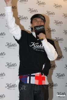 2011年2月19日在上海出席活动做慈善 2011年2月19日在上海出席活动做慈善