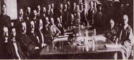 《辛丑条约》签定时的合影。 《辛丑条约》签定时的合影。