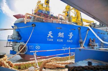 大国重器“天鲲号”(上海振华重工集团启东公司建造) 大国重器“天鲲号”(上海振华重工集团启东公司建造)