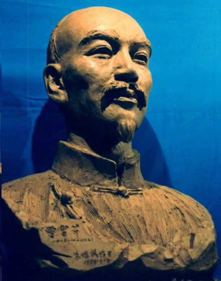 曹雪芹铜像(朱惟精创作) 曹雪芹铜像(朱惟精创作)