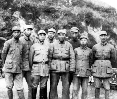 1938年,延安马列学院学员同朱德等在一起。 1938年,延安马列学院学员同朱德等在一起。