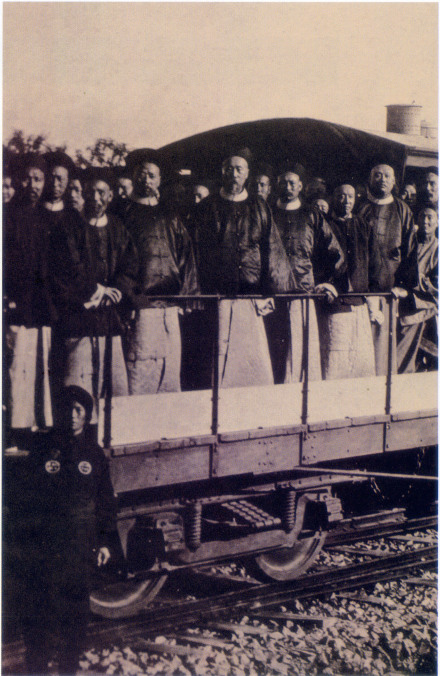 1881年李鸿章(中)与唐廷枢、伍廷芳、周馥等视察唐胥铁路
1881年李鸿章(中)与唐廷枢、伍廷芳、周馥等视察唐胥铁路