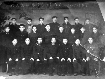 1959年,焦裕禄与一金工车间的部分工友合影留念。 1959年,焦裕禄与一金工车间的部分工友合影留念。