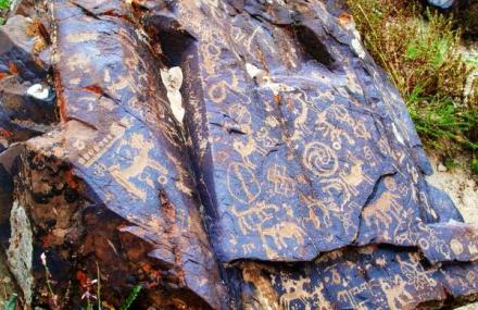 怀头他拉岩画 怀头他拉岩画