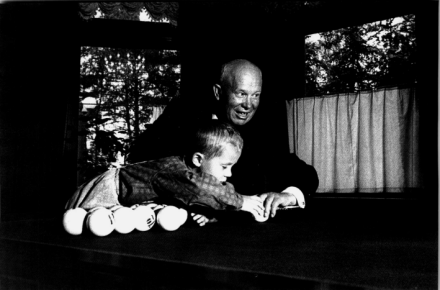 赫鲁晓夫与外孙阿廖沙·阿朱别伊
赫鲁晓夫与外孙阿廖沙·阿朱别伊