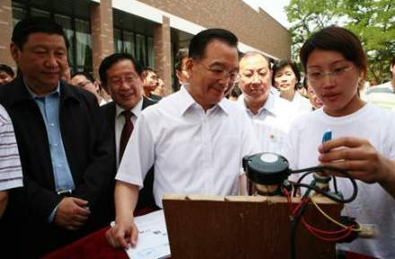 温家宝、习近平观看同济大学生科技成果展 温家宝、习近平观看同济大学生科技成果展
