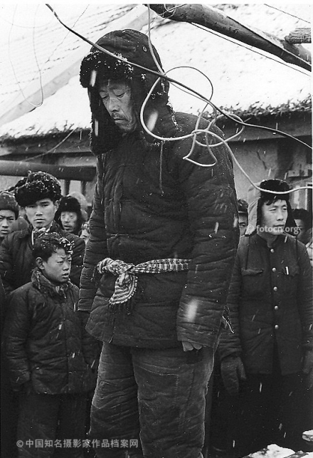 丹东市前阳公社,地主在批斗会上 丹东市前阳公社,地主在批斗会上