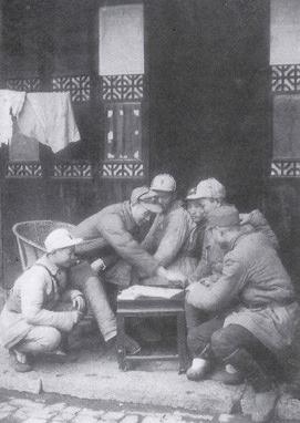 张爱萍将军与战士下棋 张爱萍将军与战士下棋