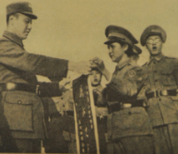 中山大学服务团陈璇珍向李军长献旗 中山大学服务团陈璇珍向李军长献旗