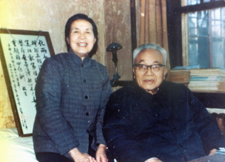 黄子卿和夫人夏静仁在北大燕南园家里 黄子卿和夫人夏静仁在北大燕南园家里