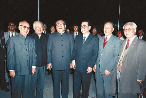 江泽民、李鹏与吴冷西(左一)等在一起
江泽民、李鹏与吴冷西(左一)等在一起