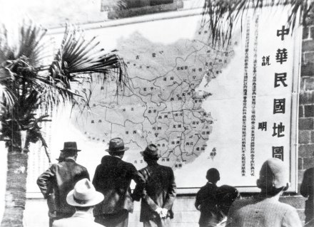 台北市街头的巨幅中国地图向台湾人民介绍祖国大陆情况 台北市街头的巨幅中国地图向台湾人民介绍祖国大陆情况