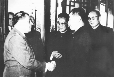 1955陪同周恩来会见外宾(后右一阎宝航) 1955陪同周恩来会见外宾(后右一阎宝航)