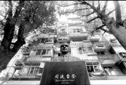 司徒雷登雕像静静立在杭州耶稣堂弄
司徒雷登雕像静静立在杭州耶稣堂弄