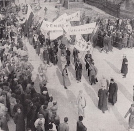 上海民众游行庆祝第三次工人武装起义胜利 上海民众游行庆祝第三次工人武装起义胜利