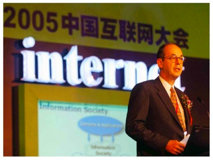 彼得·布鲁克在2005中国互联网大会开幕式上 彼得·布鲁克在2005中国互联网大会开幕式上