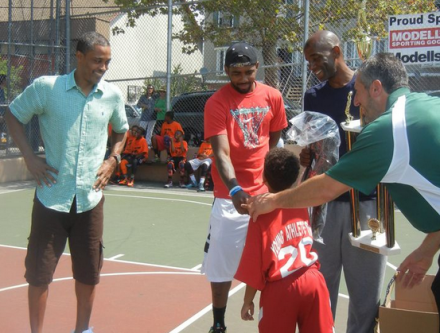 欧文(左2)与斯特里克兰(左1) 欧文(左2)与斯特里克兰(左1)