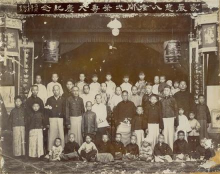 饶氏家族合照(前排站立左五) 饶氏家族合照(前排站立左五)