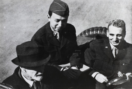 1945年,钱学森(中)随导师冯.卡门访问德国 1945年,钱学森(中)随导师冯.卡门访问德国