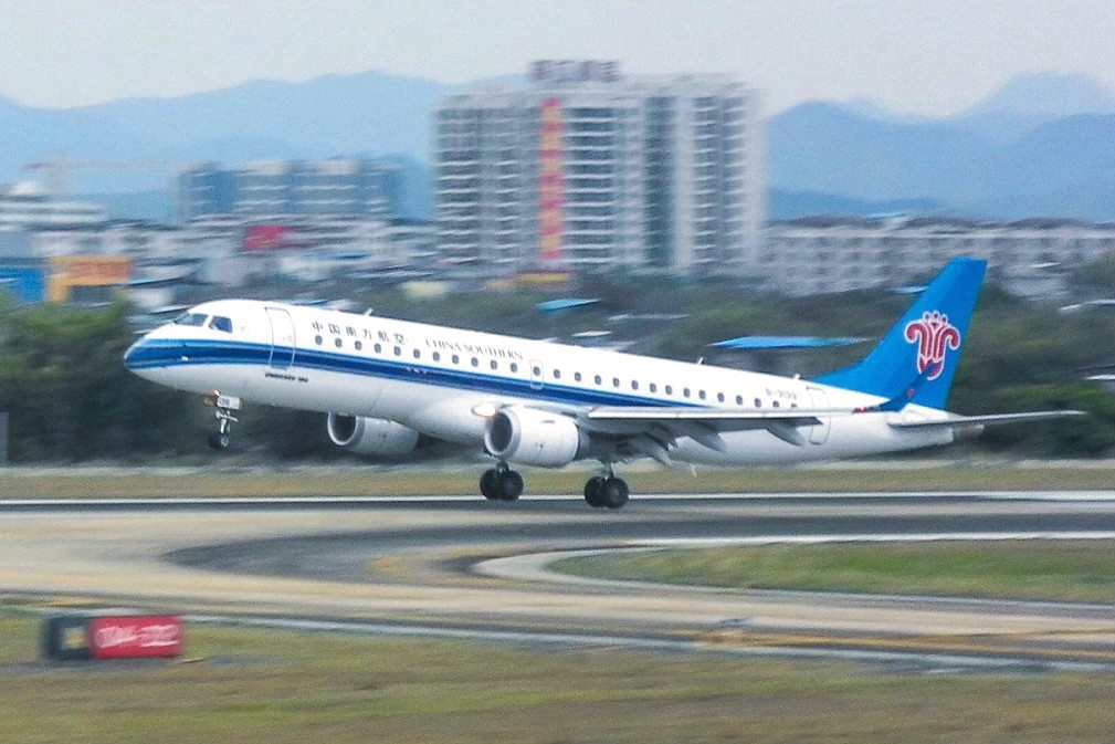 中国南方航空飞机落地梅州梅县机场 中国南方航空飞机落地梅州梅县机场