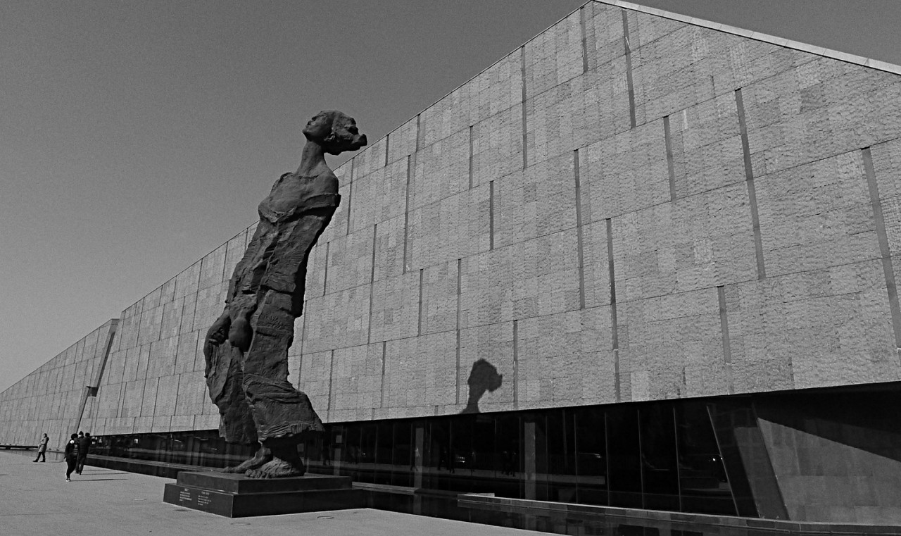 侵华日军南京大屠杀遇难同胞纪念馆入口处的雕塑广场