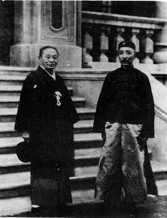 张作霖(右)与日本人大仓喜八郎 张作霖(右)与日本人大仓喜八郎