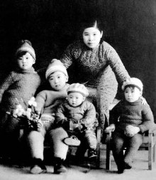 三夫人谢葆真与孩子们合影 三夫人谢葆真与孩子们合影