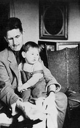 奥威尔和他的养子
奥威尔和他的养子