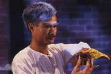 影视截图(中图)—林正英 影视截图(中图)—林正英