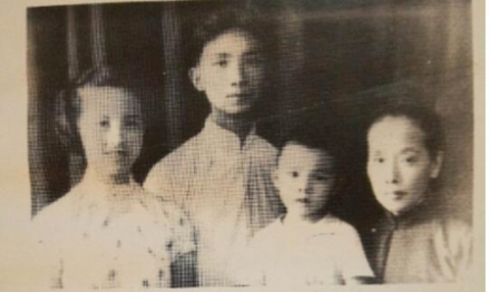 沙汀全家合影(左二为沙汀) 沙汀全家合影(左二为沙汀)