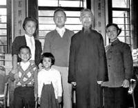 归国后的钱学森与家人合影 归国后的钱学森与家人合影