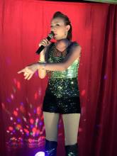 小萍萍吴泓君现场演出照