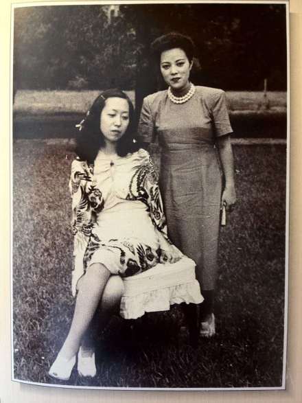 张爱玲与歌星李香兰合照 张爱玲与歌星李香兰合照