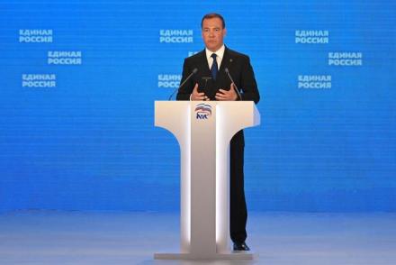 梅德韦杰夫再次当选统一俄罗斯党主席(2021年12月)
梅德韦杰夫再次当选统一俄罗斯党主席(2021年12月)