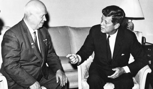 1961年，肯尼迪与赫鲁晓夫会面