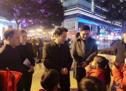 渝中区委书记赵世庆(右二)与小朋友交流 渝中区委书记赵世庆(右二)与小朋友交流