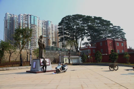 漳州芗城区江滨公园的弘一大师像 漳州芗城区江滨公园的弘一大师像