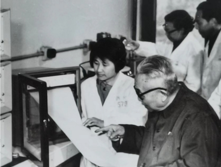 黄子卿指导李芝芬开展科研工作(摄于1974年) 黄子卿指导李芝芬开展科研工作(摄于1974年)