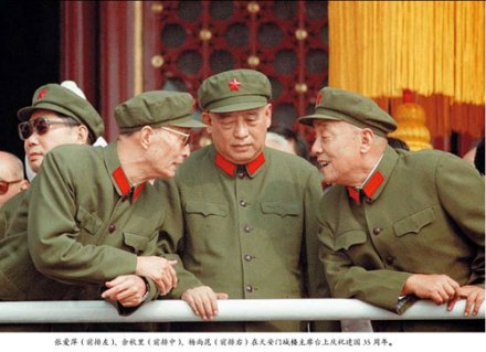 张爱萍(左) 张爱萍(左)