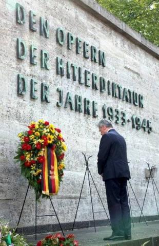 德国总统高克向希特勒统治时期的死难者献花圈 德国总统高克向希特勒统治时期的死难者献花圈