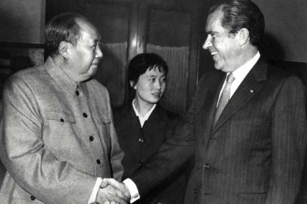 (左起)毛泽东、毛泽东的秘书张玉凤、尼克松 (左起)毛泽东、毛泽东的秘书张玉凤、尼克松