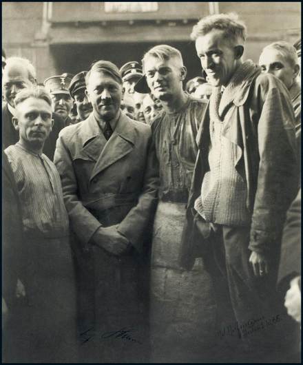 希特勒(左二) 希特勒(左二)