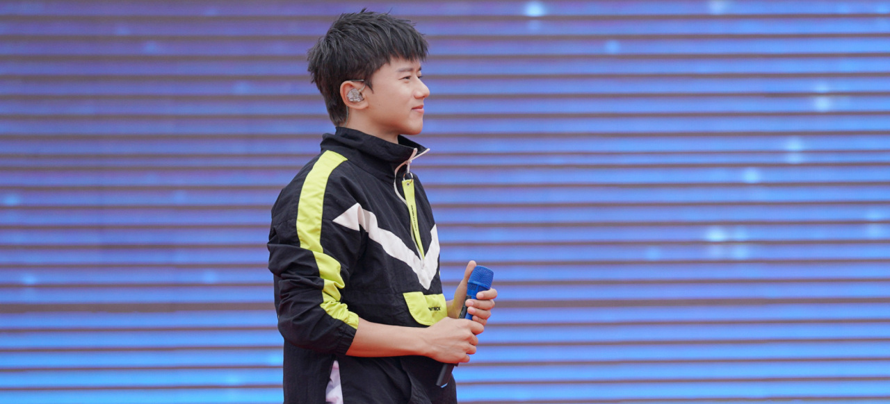 张杰在山东参加公益演出