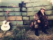 歌手易白在深山里 歌手易白在深山里