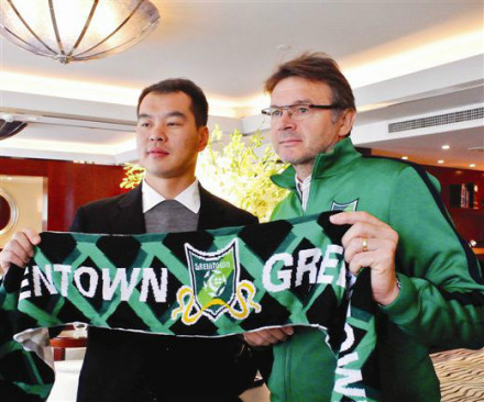 特鲁西埃展示绿城队标
特鲁西埃展示绿城队标