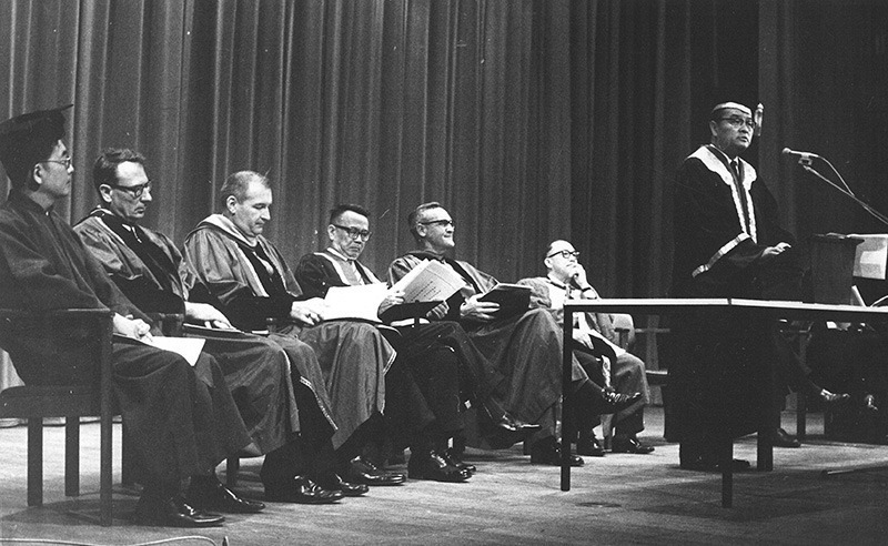 与美国加州大学签订首项学生交流协议（1965）