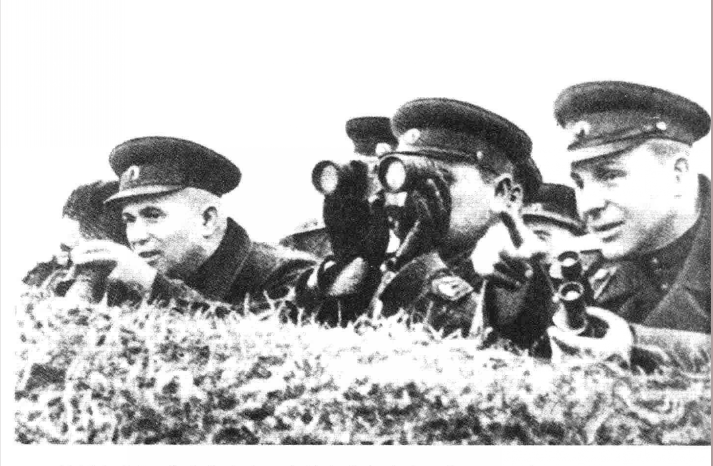 1943年赫鲁晓夫在库尔斯克战役中（左一）