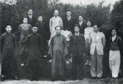 谢六逸(前排居中着长衫者) 谢六逸(前排居中着长衫者)