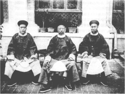 1886年李鸿章、醇亲王奕譞、善庆(右起)检阅北洋水师
1886年李鸿章、醇亲王奕譞、善庆(右起)检阅北洋水师